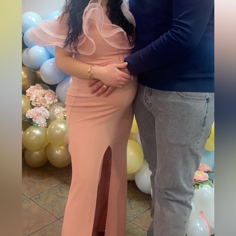 Pink maternity gown with tulle shoulder detail and thigh split full of stretch